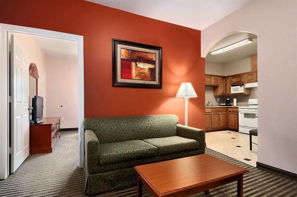 Days Inn & Suites By Wyndham Houston Hobby Airport Экстерьер фото